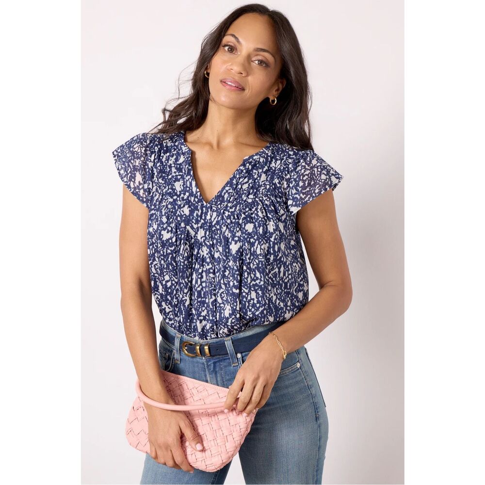 EVEREVE Women’s Navy Ivory Abstract Arden Flutter Sleeve Blouse Size Small - Picture 2 of 9